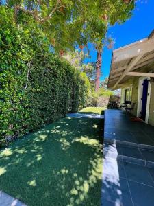 洛杉矶Hollywood house with parking - walk to attractions的院子旁的房屋