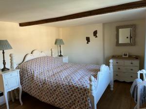 伊斯特布恩Cosy Flint Cottage的卧室配有白色的床和2个床头柜
