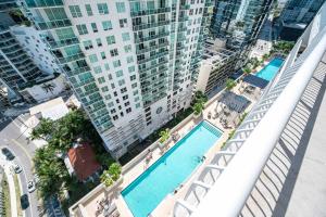 迈阿密Luxurious 1 Bed Apartment in Brickell • Ocean View的城市高楼泳池的顶部景观