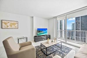 迈阿密Luxurious 1 Bed Apartment in Brickell • Ocean View的带沙发和电视的客厅