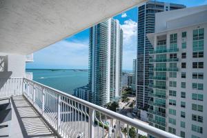 迈阿密Luxurious 1 Bed Apartment in Brickell • Ocean View的阳台享有大海和建筑的景致。