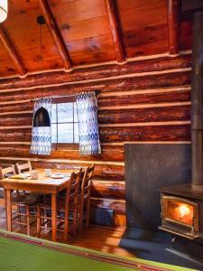 ChamaCorkins Lodge的一间带桌椅和壁炉的用餐室