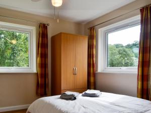 伊费林赫利Marina Apartment的一间卧室设有一张床和两个窗户。