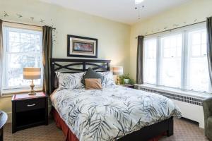 格雷文赫斯特海湾旅馆的一间卧室设有一张床和两个窗户。