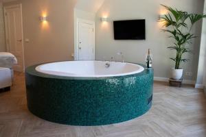 Guesthouse "Mirabelle" met indoor jacuzzi, sauna & airco的一间浴室
