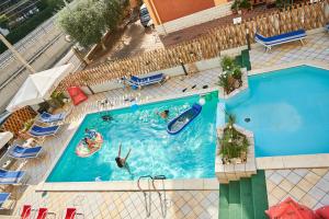 里米尼Hotel A Casa Nostra的游泳池游泳者的头顶景色