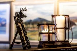 奥勒奥勒住宿加早餐旅馆的一只鹿的雕像,站在蜡烛旁边