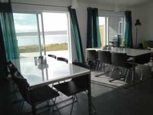 华姆斯唐吉Guesthouse 46的一间配备有桌椅的海景用餐室