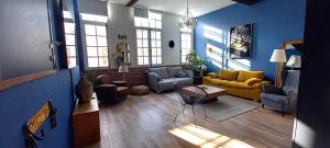 拉罗谢尔LA ROCHELAISE : Appartement calme & somptueux dans l'hyper centre.的大型客厅拥有蓝色的墙壁和家具