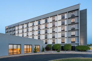 布法罗Comfort Inn & Suites Buffalo Airport的酒店前方的 ⁇ 染