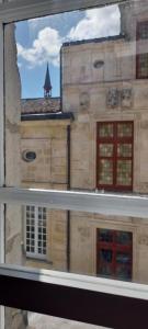 拉罗谢尔LA ROCHELAISE : Appartement calme & somptueux dans l'hyper centre.的从窗户可欣赏到建筑的景色