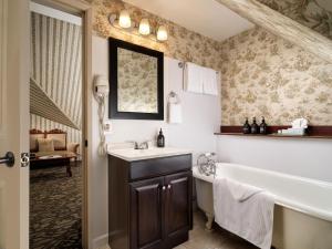 维多利亚朋德莱茶屋酒店的带浴缸、水槽和浴缸的浴室