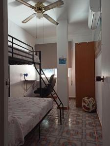 卡塔赫纳Paraíso Natural. Julieta的一间卧室配有双层床和吊扇