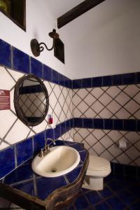 Cañas拉帕西菲卡庄园酒店的一间带水槽和卫生间的浴室