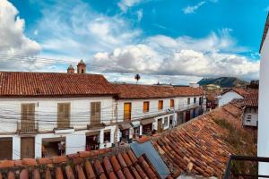 锡帕基拉Maravilloso chalet en la zona colonial (303)的城镇建筑屋顶景观