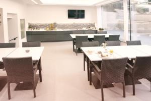 布拉格纳维尼斯宾馆的一间带桌椅的用餐室和一间厨房