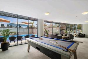 尼尔森湾Casablanca In Landmark Resort的带游泳池的客房内的台球桌