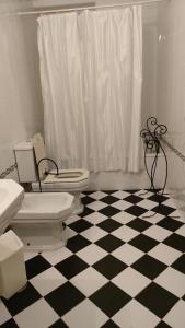 FolgosinhoQuinta da Barbosa的一间带卫生间的浴室以及黑白格子地板。