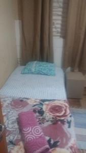 卡瓦坎特Pousada Refúgio da Chapada的小卧室配有鲜花床