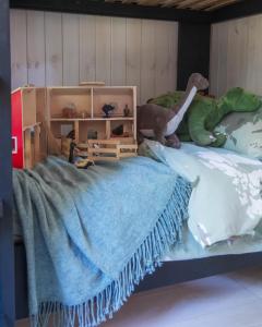 Pussala Latgalē的一间卧室配有一张床,上面有恐龙
