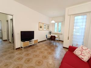 阿巴迪亚拉里亚纳Maison de Carmen的客厅配有红色沙发和平面电视