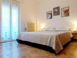 阿巴迪亚拉里亚纳Maison de Carmen的白色的卧室设有床和窗户