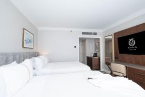 温哥华苏顿普莱斯酒店的酒店客房设有两张床和一台平面电视。