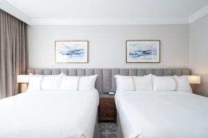 温哥华苏顿普莱斯酒店的酒店客房的两张床