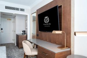 温哥华苏顿普莱斯酒店的酒店客房的墙上配有平面电视
