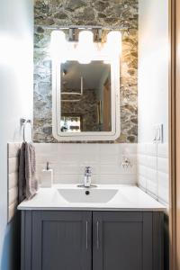 格雷文赫斯特海湾旅馆的一间带水槽和镜子的浴室
