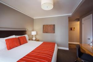 西雅图麦克斯酒店的配有一张床和一张书桌的酒店客房