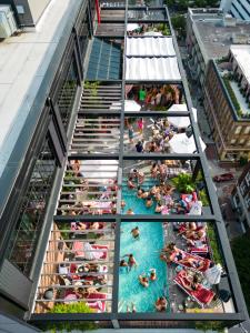 新奥尔良Virgin Hotels New Orleans的一群人在一座建筑物的游泳池里