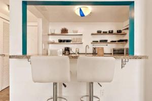 迈阿密海滩Amazing apartment in South Beach, Ocean drive的厨房配有两把白色椅子和台面