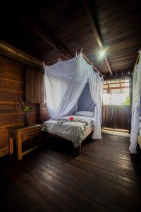 努基Casa Balae的一间卧室配有一张带蚊帐的床