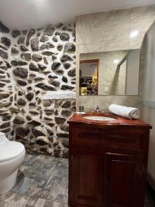 奥兰太坦波Luisa的一间带水槽和石墙的浴室
