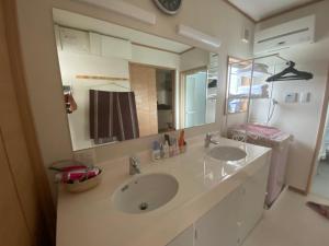 大津琵琶湖畔澄の宿的一间带两个盥洗盆和大镜子的浴室