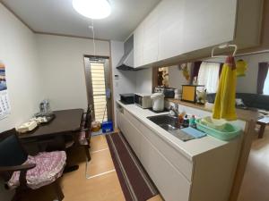 大津琵琶湖畔澄の宿的一个带水槽和桌子的小厨房