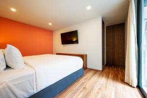 墨西哥城Capitalia - Apartments - CÉFIRO CINCO的酒店客房设有床和窗户。