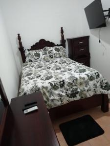 苏莎亚Sosua Apartment 4-Bedrooms的一间卧室配有一张带黑白色棉被的床