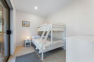 DalmenyWave Haven的一间卧室配有两张双层床。