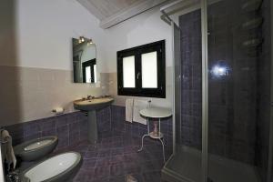 罗戈·格兰德卡萨莱劳勒斯住宿加早餐旅馆的浴室设有2个卫生间、水槽和淋浴。