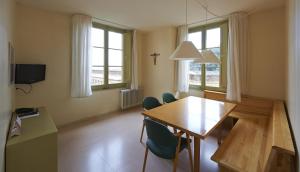 蒙塞拉特蒙特塞拉特阿巴特马尔赛特公寓的一间带木桌和椅子的用餐室