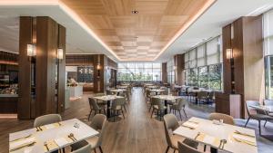 台南禧榕轩大饭店的餐厅设有木制天花板和桌椅