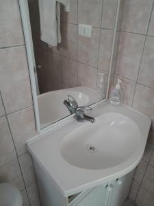 巴伊亚英格莱萨Cabanas bahia inglesa的浴室设有白色水槽和镜子