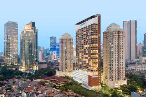 雅加达Somerset Sudirman Jakarta的城市天际线,高耸的摩天大楼和建筑