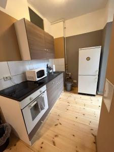 柏林Thomas Apartments的一间带微波炉和冰箱的小厨房