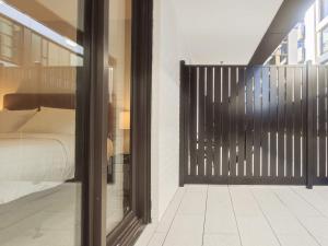 奥克兰Luxurious 2 bedroom apartment Free secure parking的一间卧室设有一张床和一个滑动玻璃门