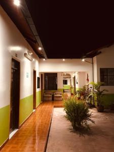 伊瓦拉Quinta San Carlos Hostel的客厅拥有绿色和白色的墙壁