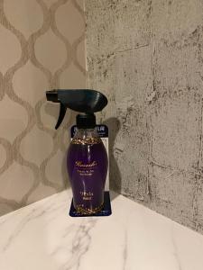 名古屋丽晶酒店（仅限成人）的桌子上一瓶紫香水