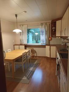 拉彭兰塔Saimaa home的厨房以及带桌椅的用餐室。
